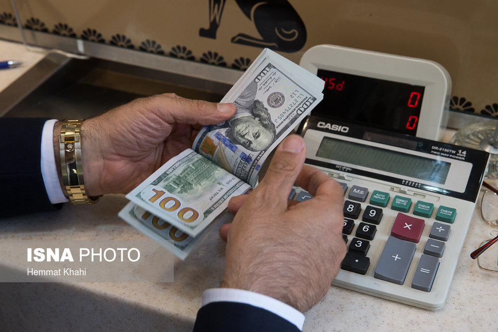 برخورد با ۱۱ رئیس شعبه متخلف در بازار ارز و طلا/ جریمه ۱۰ مؤسسه اعتباری