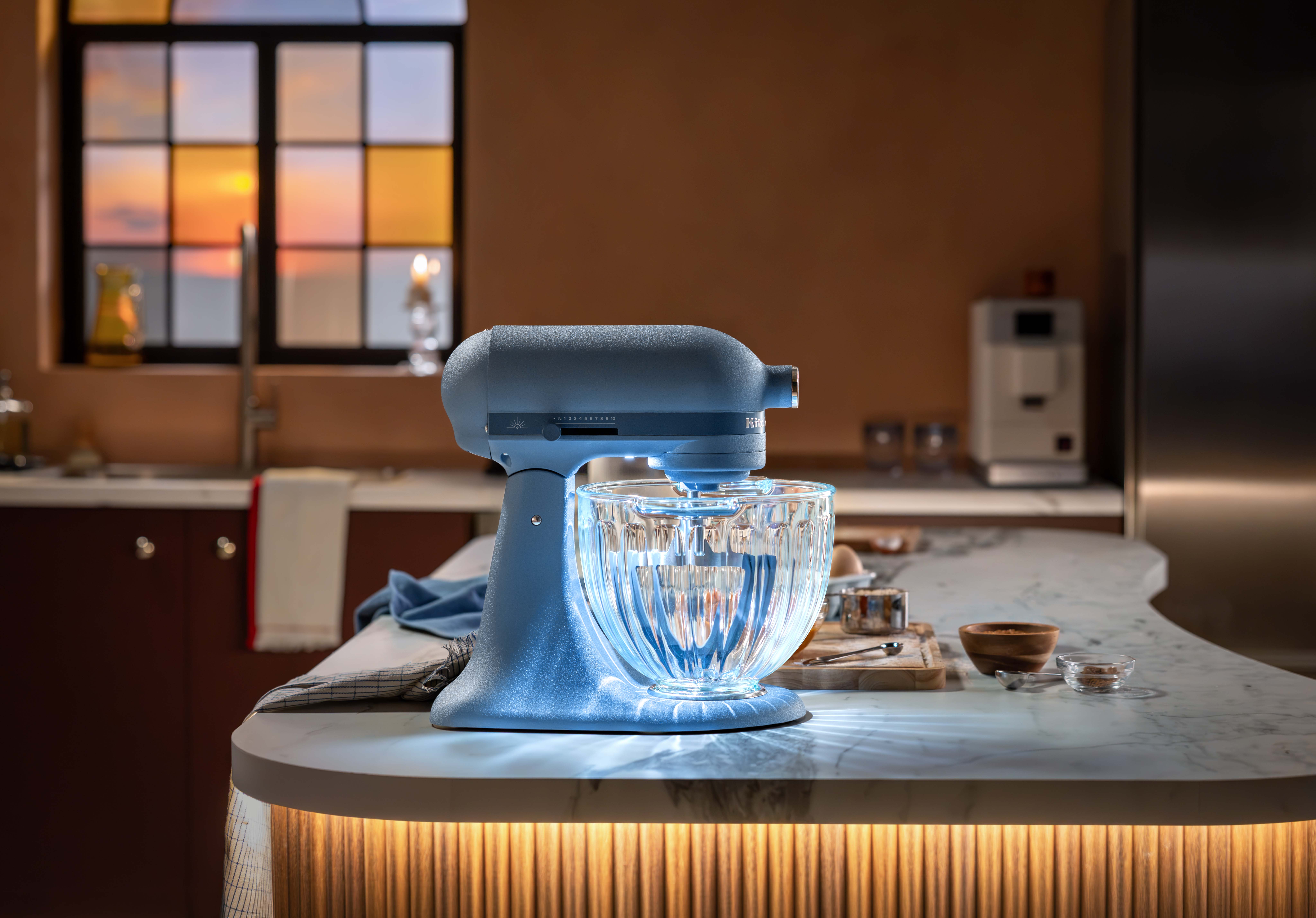 میکسر سری طراحی جدید KitchenAid دارای یک کاسه شیشه ای است که روشن می کند