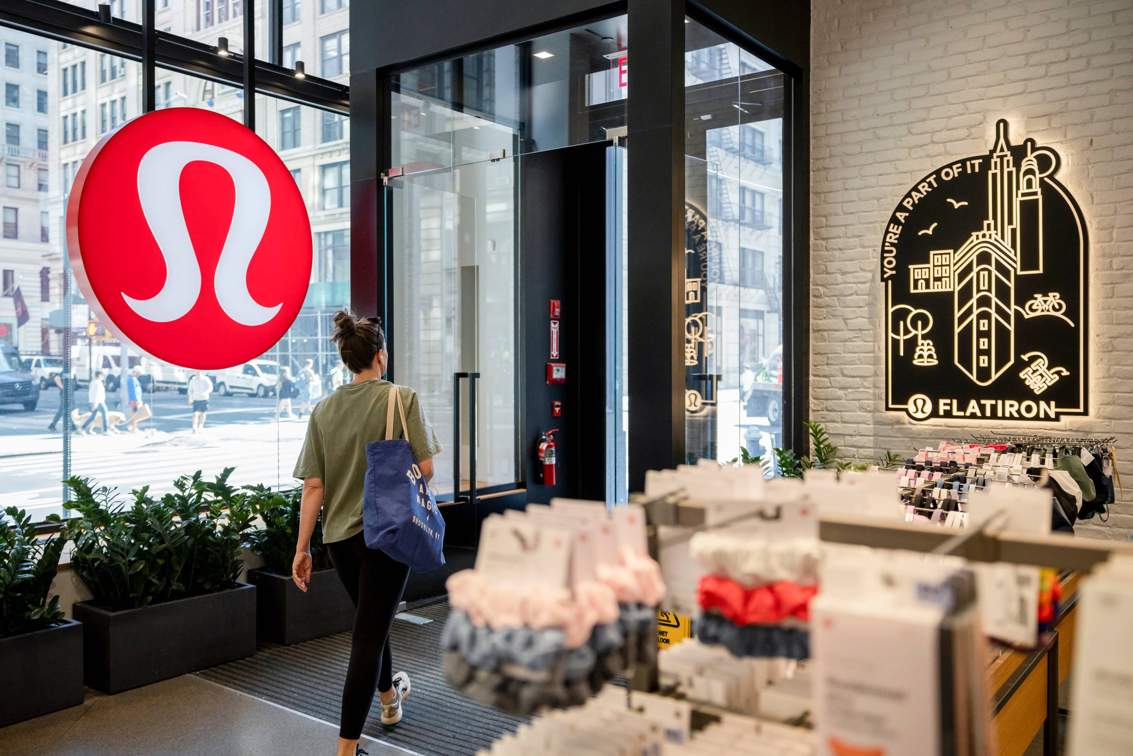 با روی آوردن مشتریان به رقبا، Lululemon ضربه دیگری را متحمل می شود
