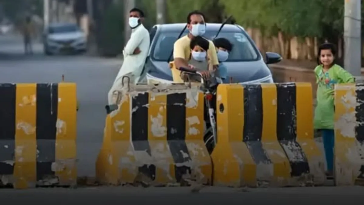 پاکستان با کمبود نقدینگی در حال برنامه ریزی «قفل هوشمند» در بحبوحه درگیری در غرب آسیا که باعث افزایش قیمت جهانی سوخت شده است