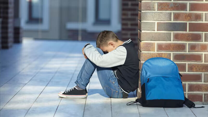 چرا با غریبهها راحتتر درد دل میکنیم تا با خانواده؟