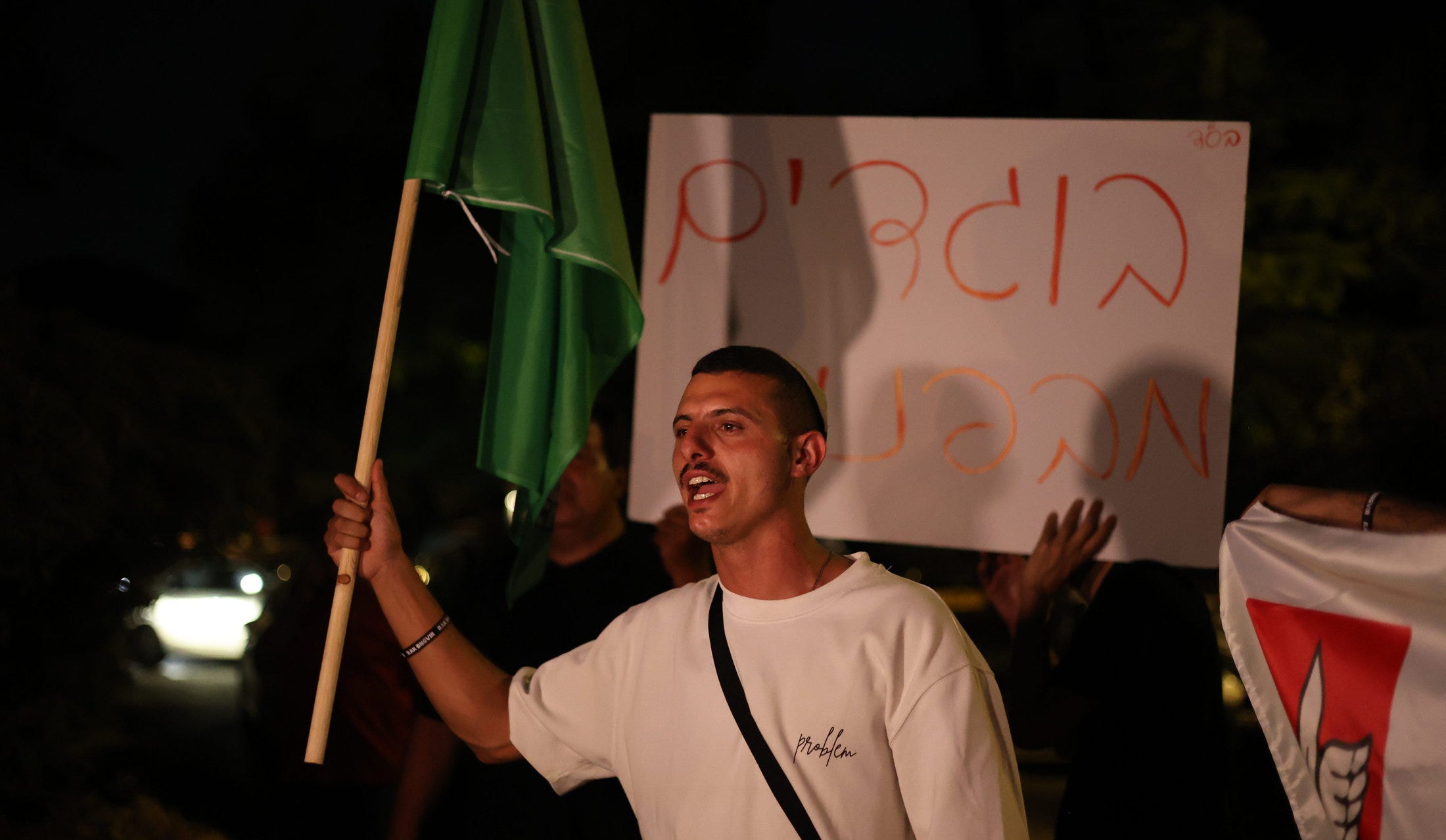 "خائنان را اخراج کنید" • برای دومین شب متوالی، ده ها نفر در بیرون خانه خانواده فیلمساز "نازا" تجمع کردند.