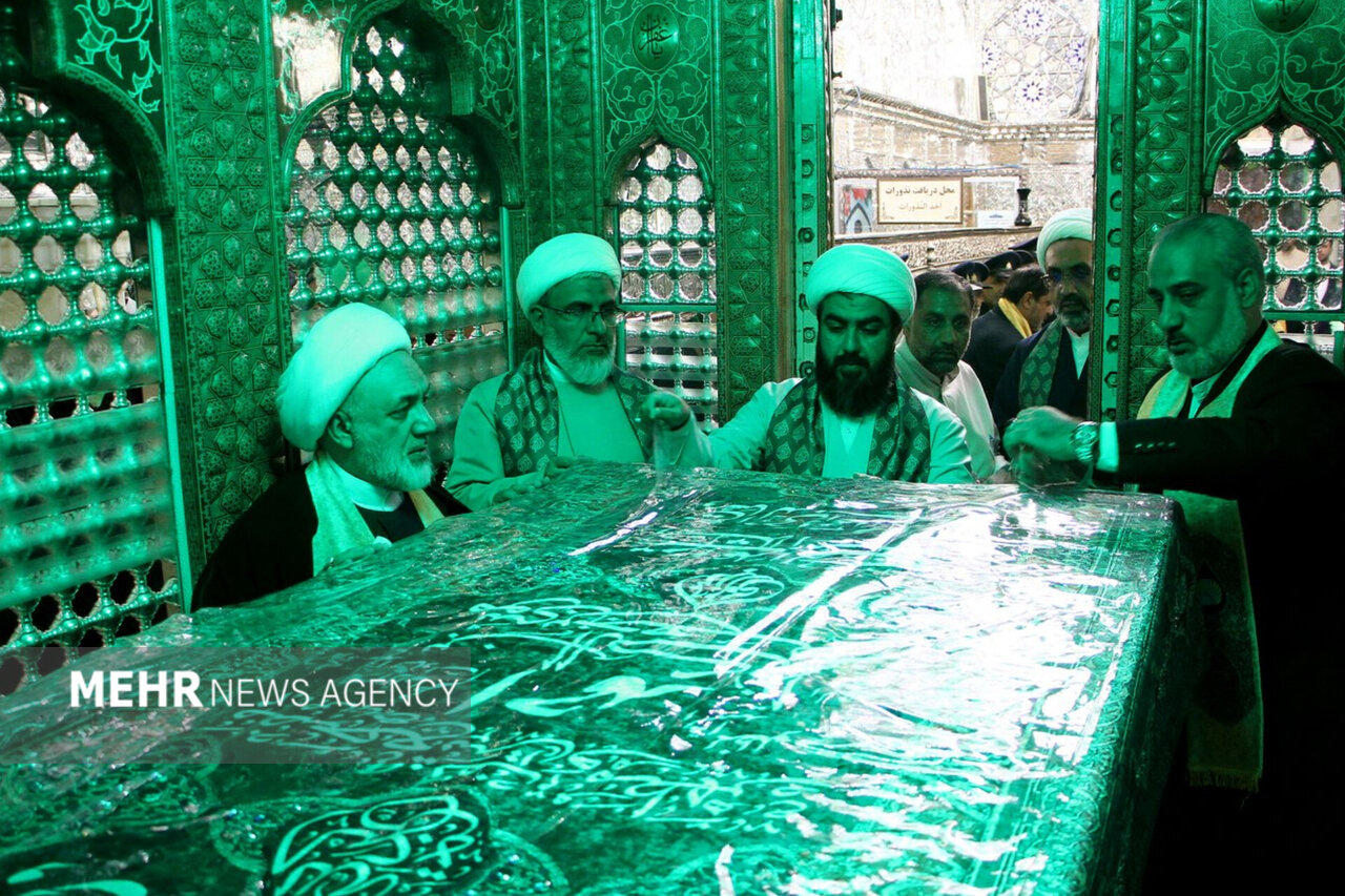 غبارروبی و تعویض پوش مضجع مطهر حضرت شاهچراغ(ع)