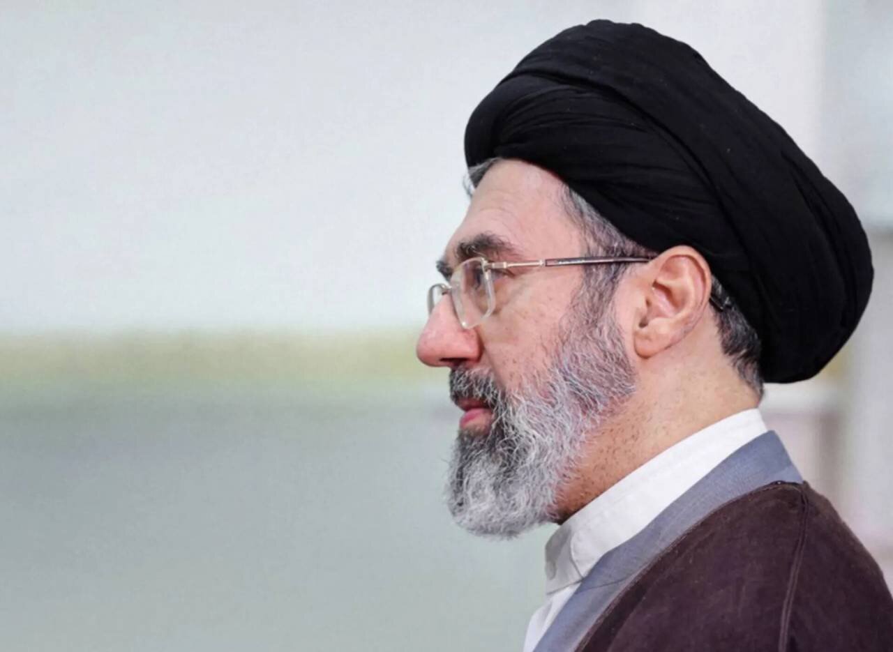 تصاویر | عکسهایی از لحظه عیادت رهبر انقلاب از جانبازان پیجری حزبالله لبنان