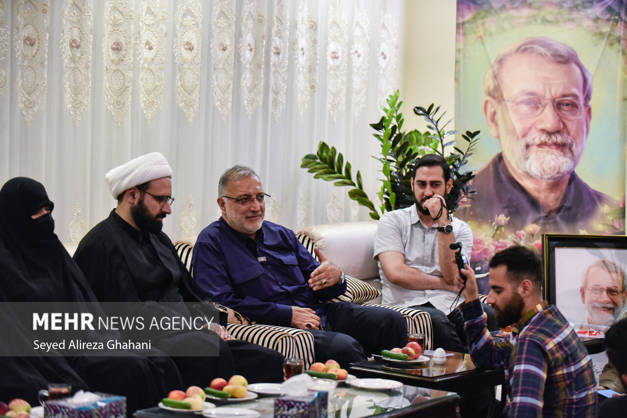 دیدار اصحاب رسانه با خانواده شهید لاریجانی