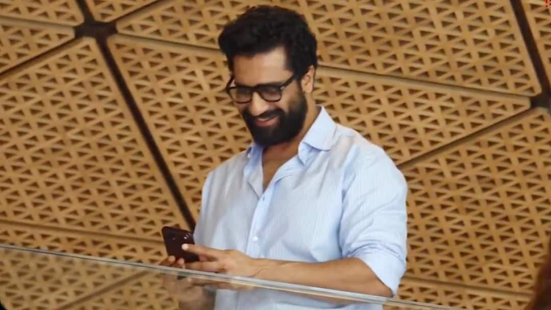 Vicky Kaushal آیفون 18 را از فروشگاه اپل در Bandra خریداری کرد، ویدیوی جعبه گشایی ویروسی شد | تماشا کنید