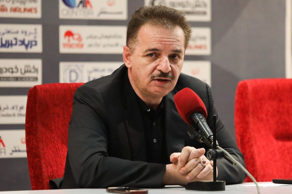 زنوزی: در فدراسیون ستاد تشکیل دادهاند که تراکتور را بزنند