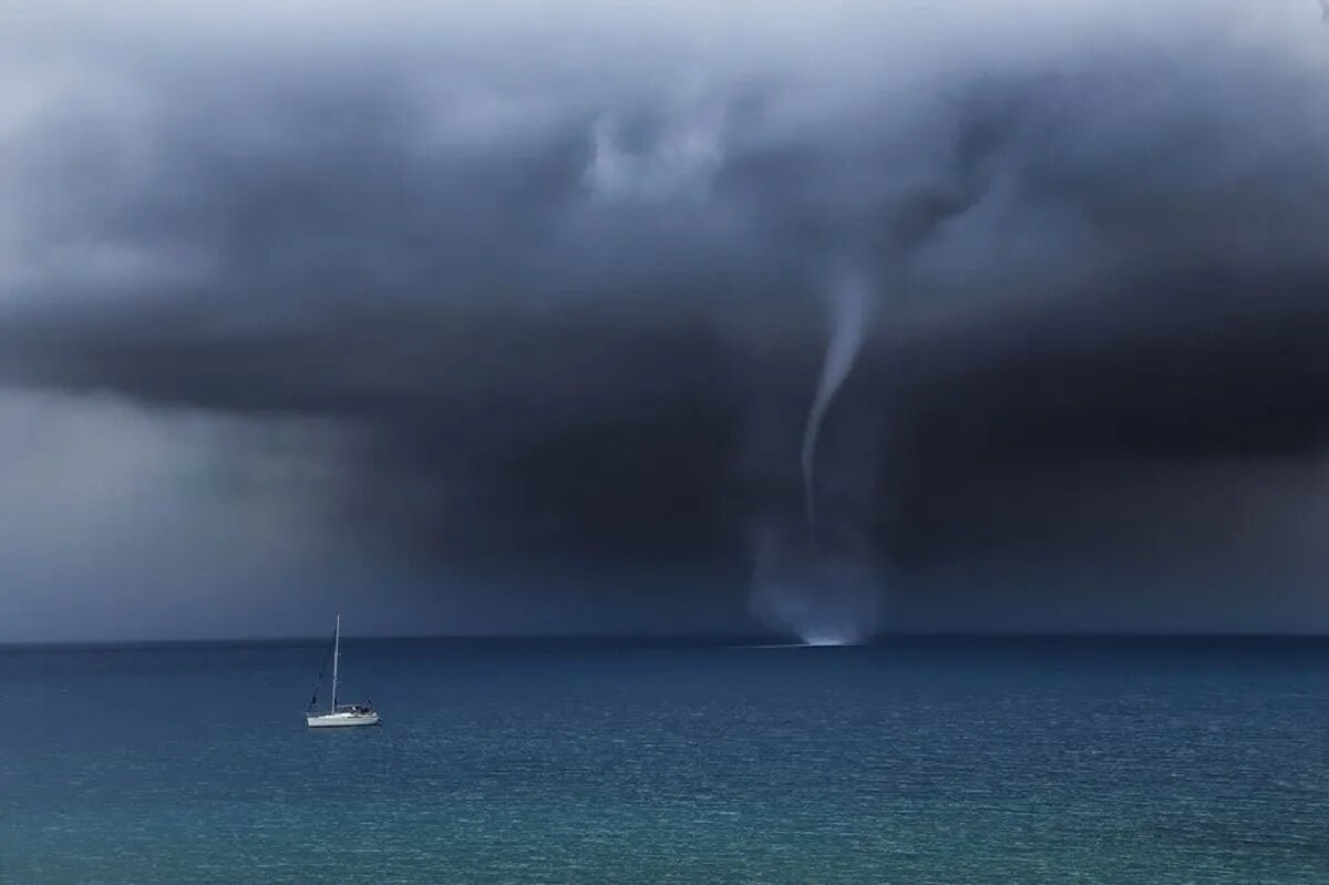 ببینید | تصاویر آخرالزمانی از گردباد دریایی در سواحل جنوب بیروت