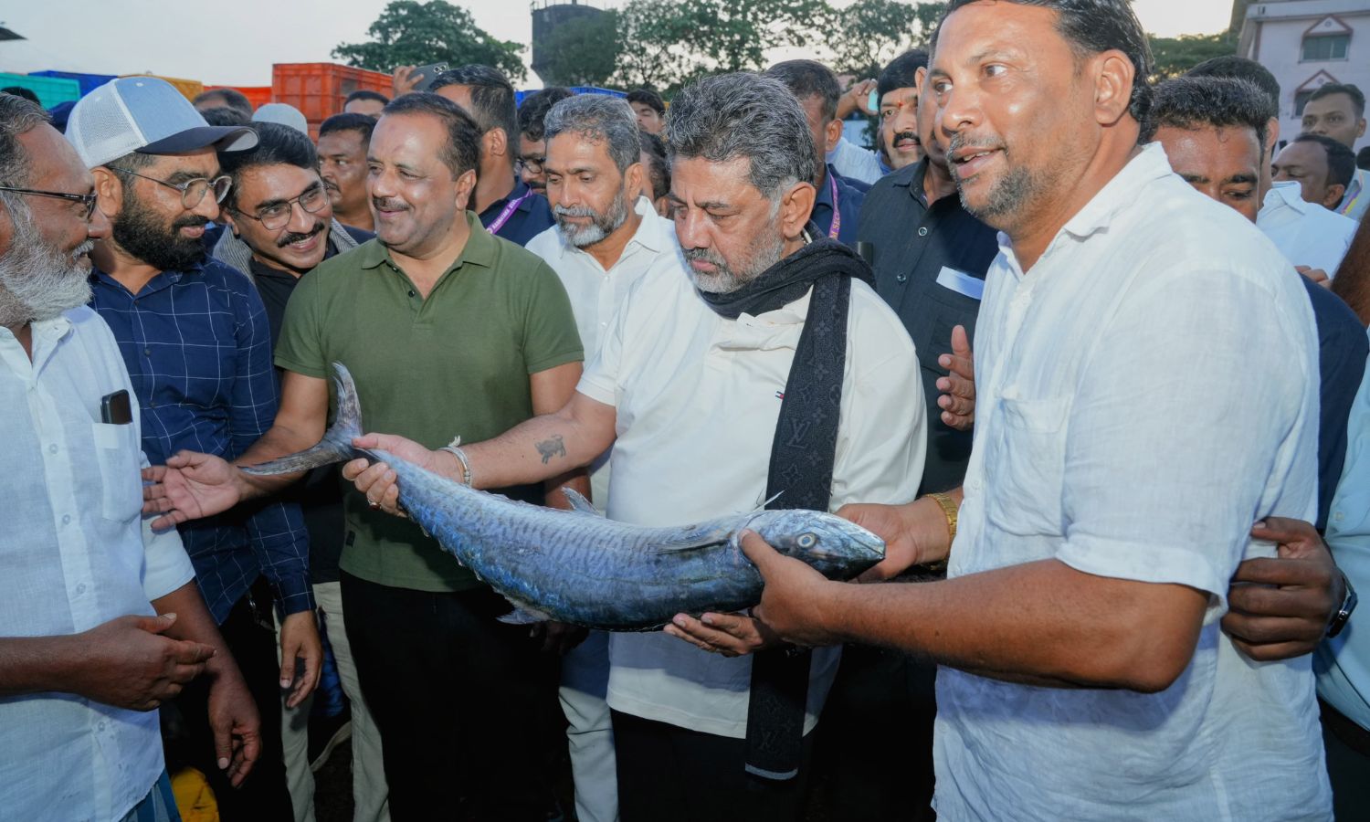DK Shivakumar خواسته های ماهیگیران در بندر Mangaluru را می شنود
