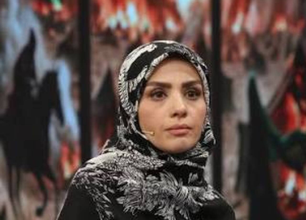 اقدام عجیب مجری زن تلویزیون؛ ورود با تراکتور به استودیوی صداوسیما: میخواهم اسرائیل را شخم بزنم + فیلم