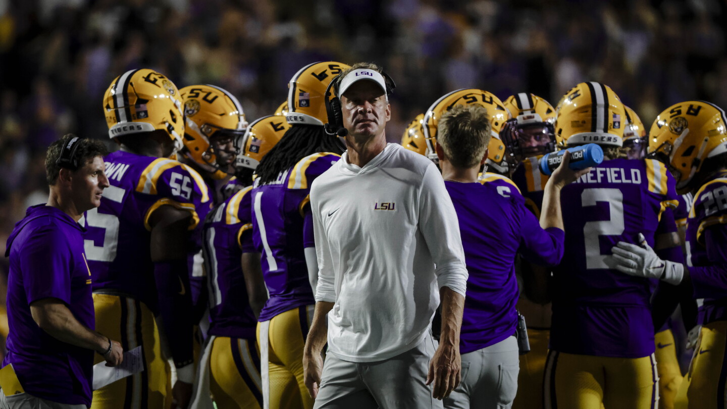 Lane Kiffin به Ole Miss برمی‌گردد و شعاری بسیار رکیک می‌کشد