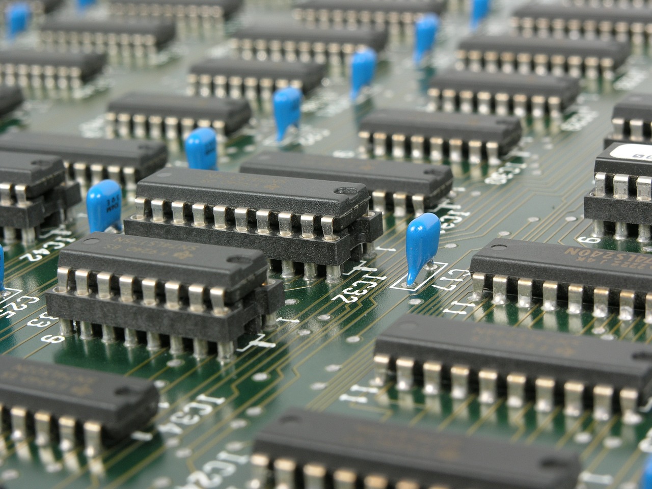 Micron (MU) از محصول جدید حافظه خود رونمایی کرد. در مورد بازار حافظه چیزهای زیادی می گوید