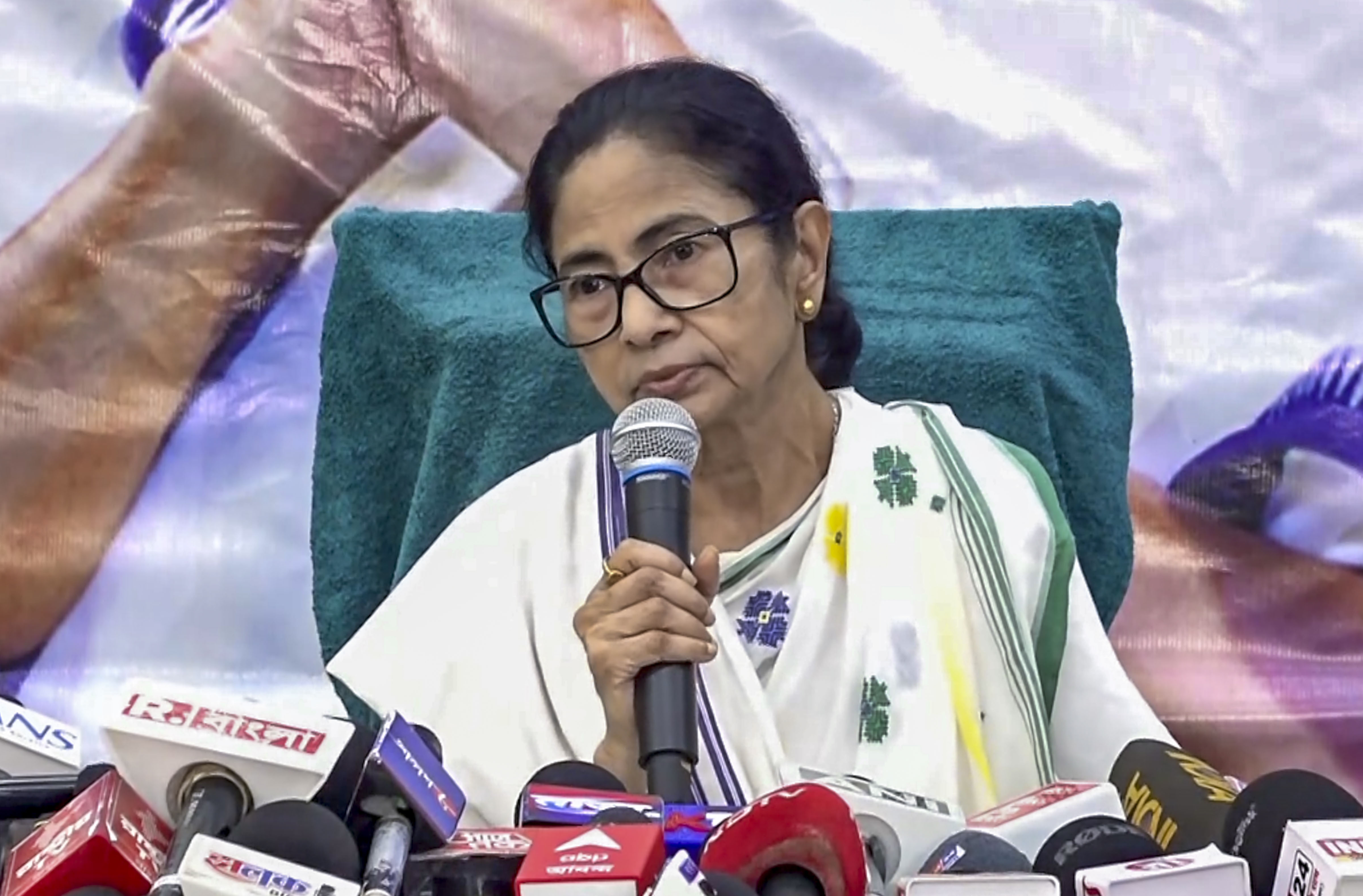 ماماتا از Cong در Nandigram Bypoll حمایت میکند، سیگنالها در سیاست بنگال بازنشانی میشوند