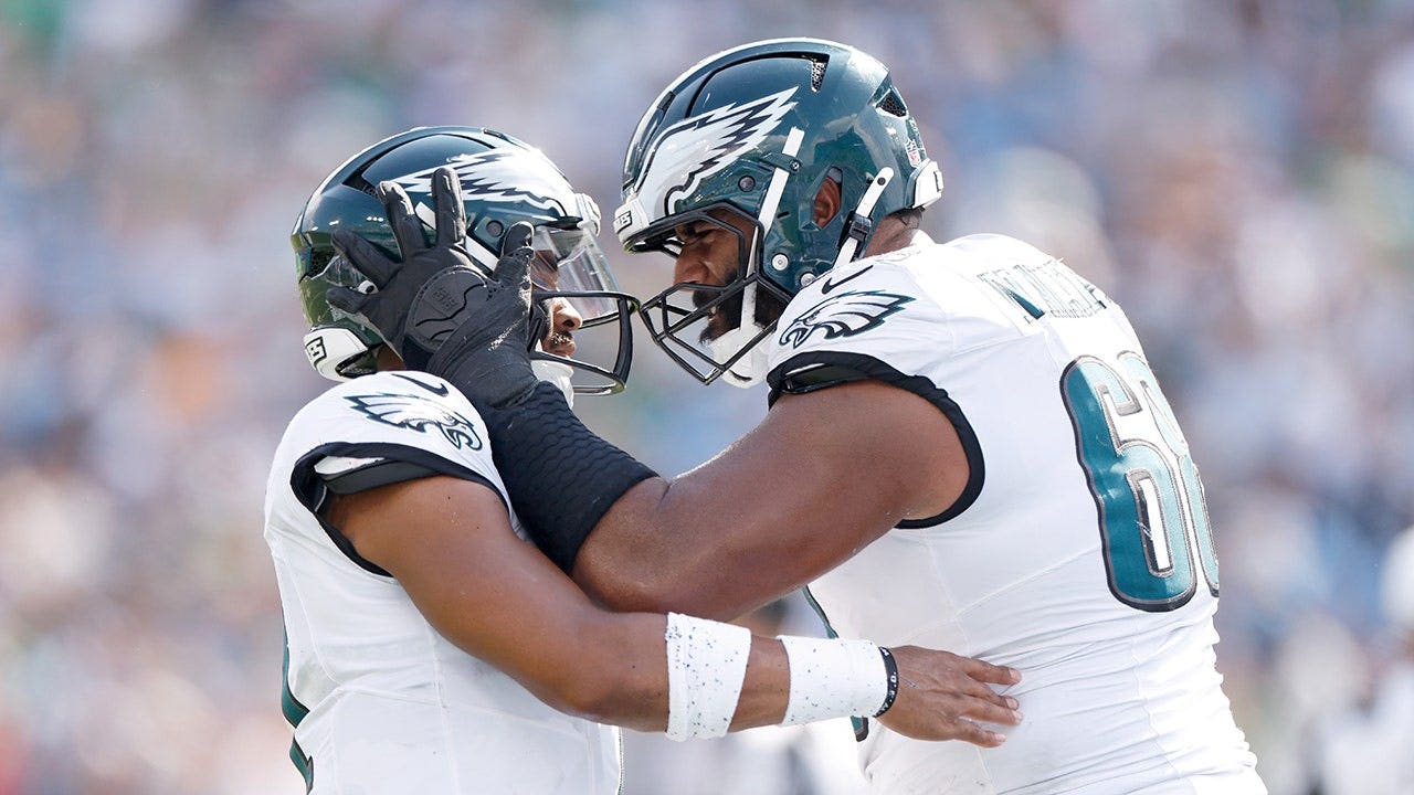 Jalen Hurts ایگلز را از ناراحتی زشت نجات می دهد زیرا فیلادلفیا از تایتان ها فرار می کند تا شکست ناپذیر بماند.