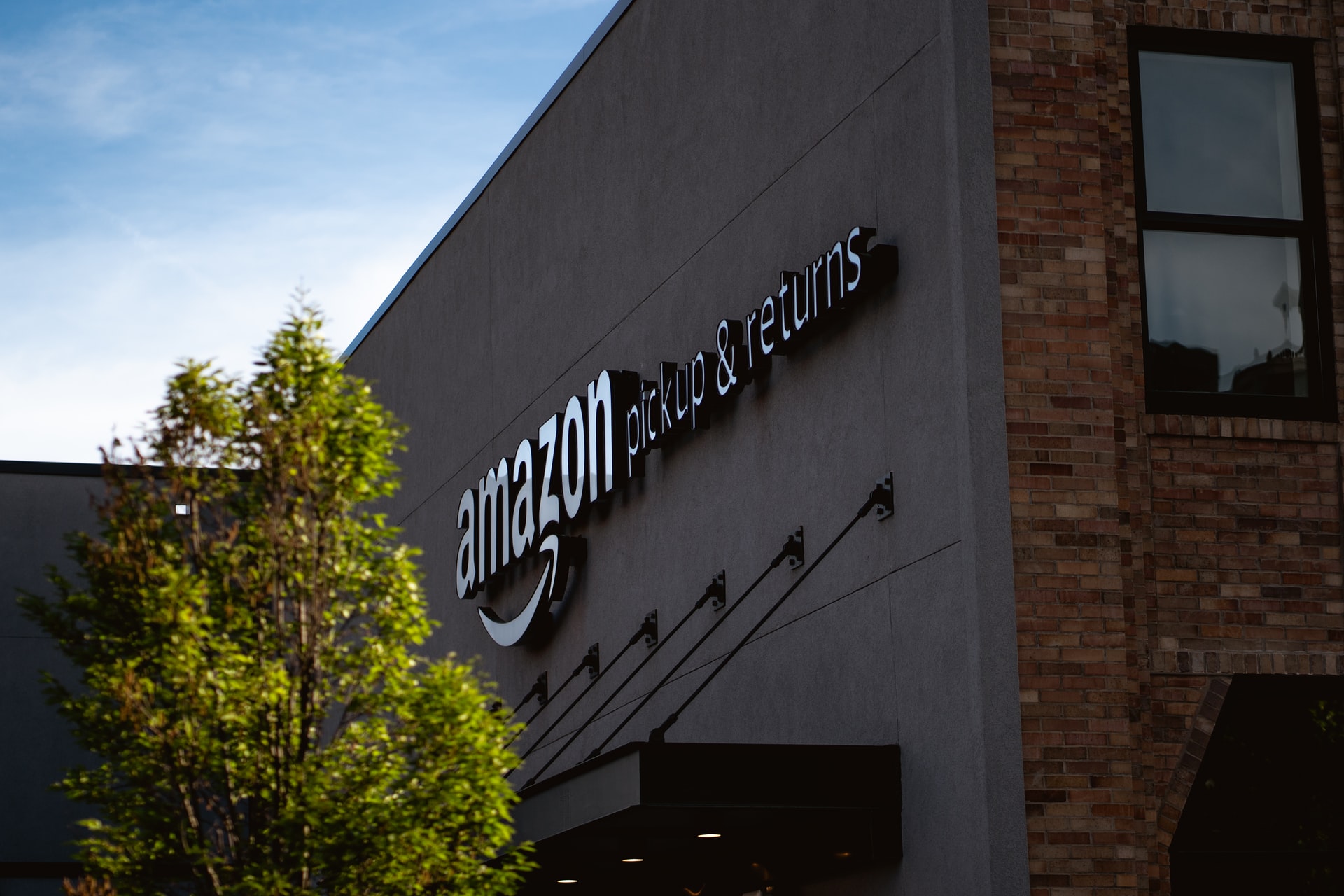 آمازون (AMZN) بار دیگر به دلیل نحوه برخورد با کارگران باردار انبار شکایت کرد