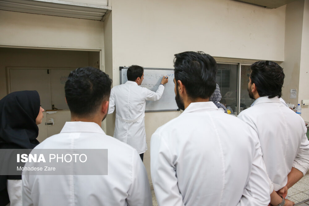 حقوق برخی اساتید جوان از آبدارچی‌ بعضی سازمان‌ها کمتر است