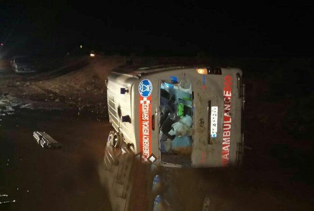 واژگونی آمبولانس در مسیر بازگشت از مهران دو مصدوم برجا گذاشت
