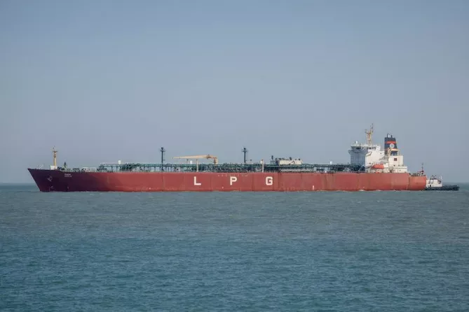 تانکر LPG در نزدیکی تنگه هرمز مورد اصابت ترکش پرتابه قرار گرفت