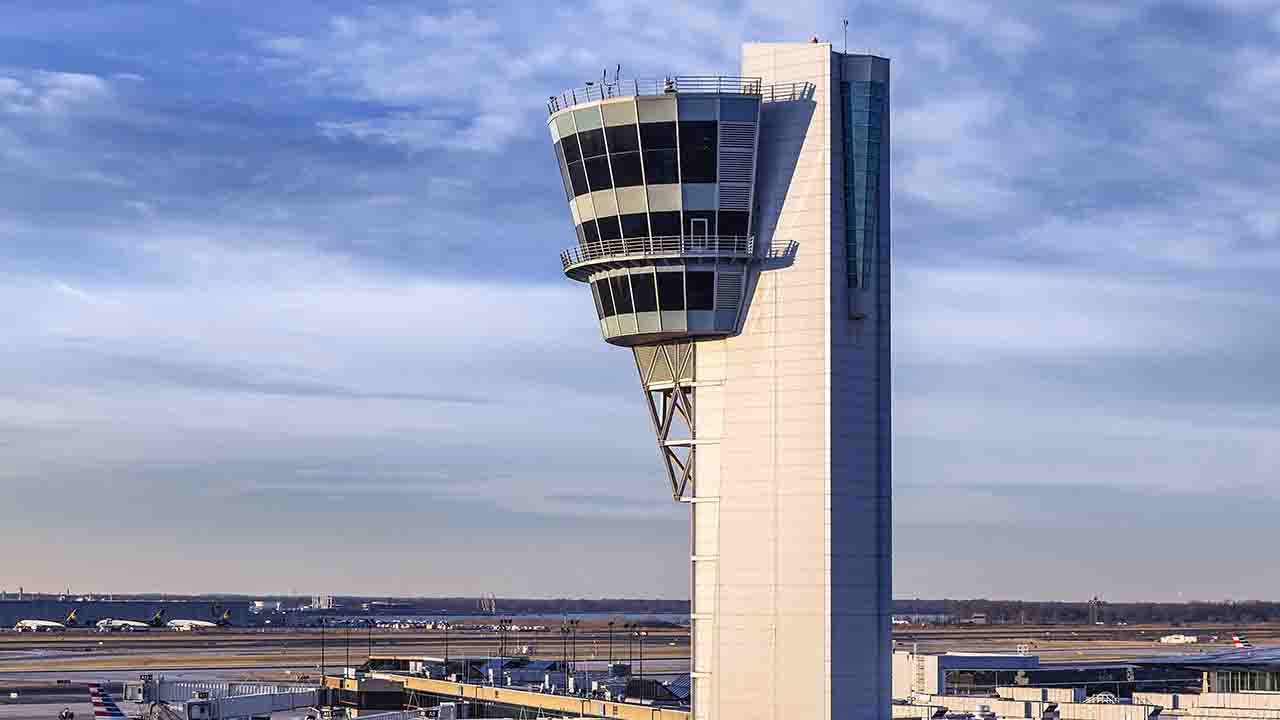 FAA پروازها را در فرودگاه های اصلی شمال شرقی پس از قطع خط فیبر متوقف می کند