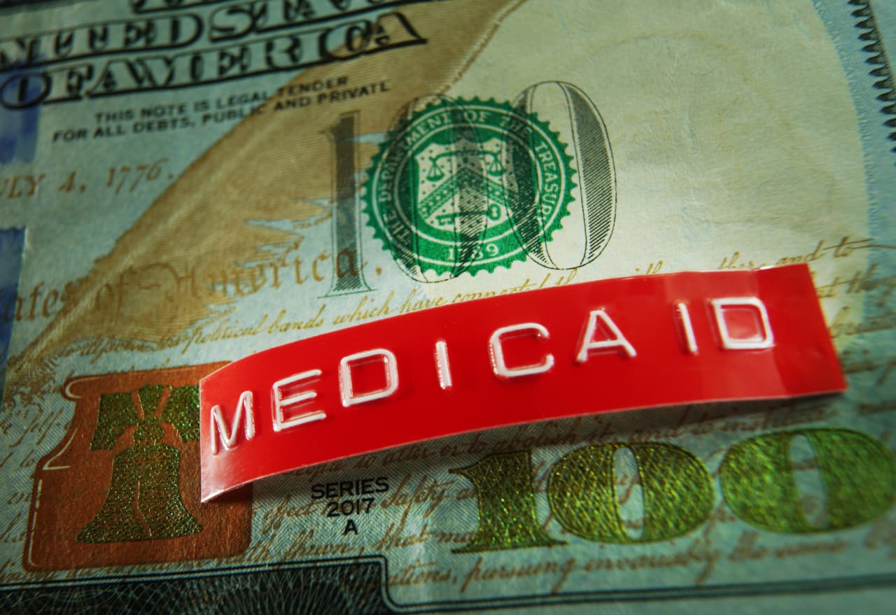 میلیونها نفر Medicaid را از دست خواهند داد وقتی قوانین جدید کاری وارد شوند. این گروهها بیشترین ضربه را خواهند دید.