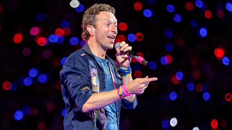 نوازنده خیابانی ناآگاهانه با کریس مارتین در آهنگ Coldplay دوئت می کند