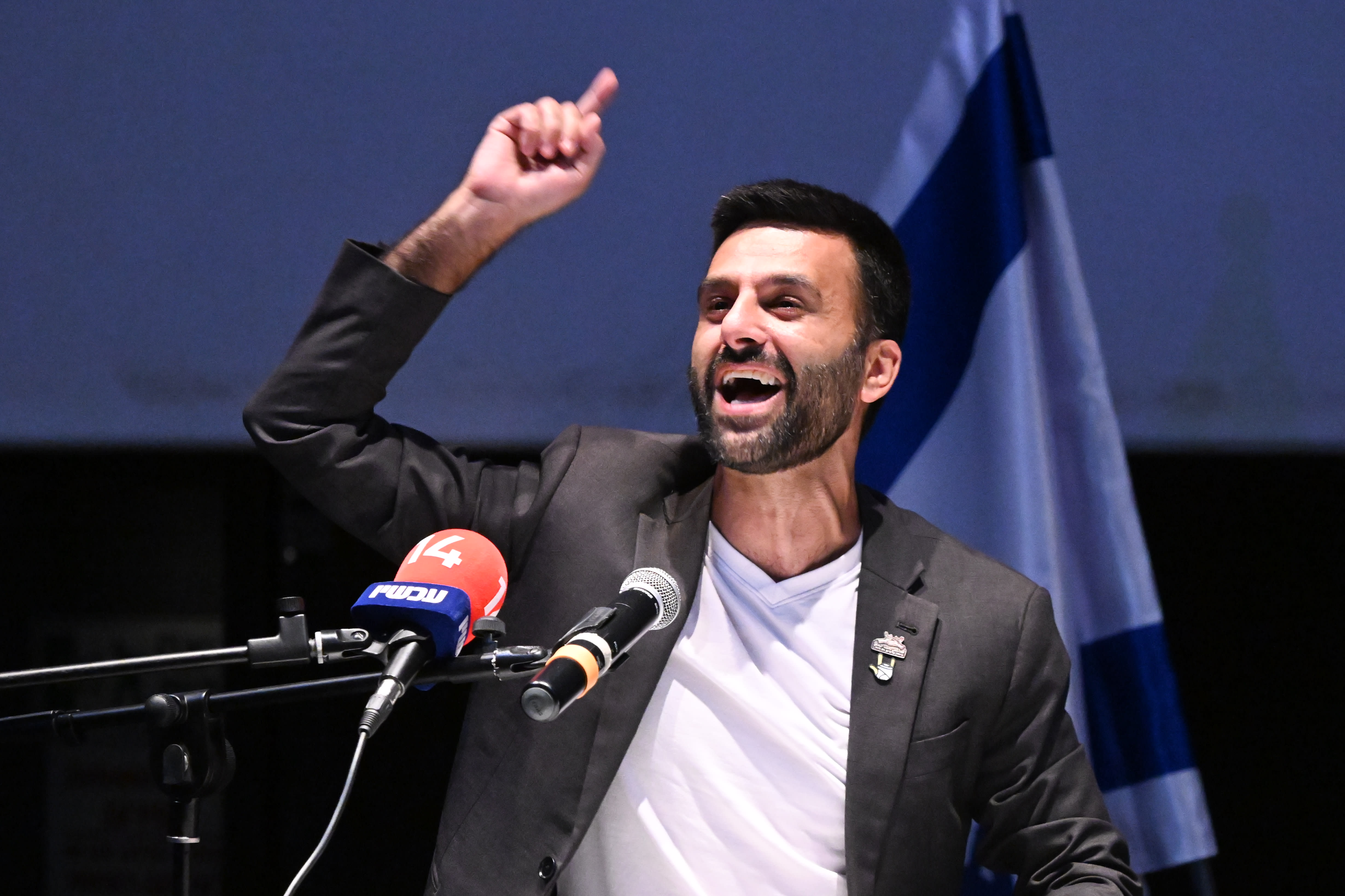 «انگشتتان را یکی یکی قطع می‌کنیم»: سیاستمدار و فعال حداد تهدید به مرگ می‌شود