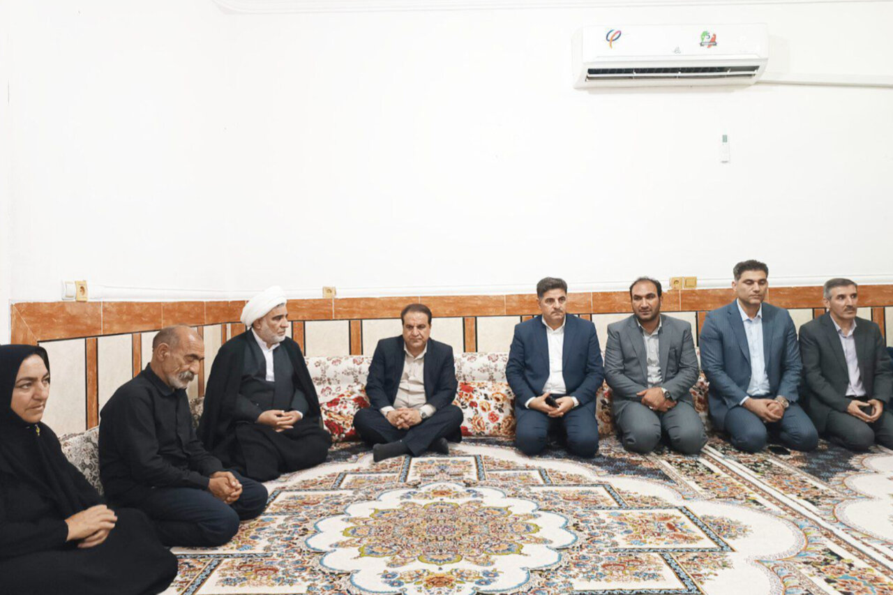 دیدار استاندار با خانوادههای معظم شهدای جنگ رمضان در دره شهر ایلام