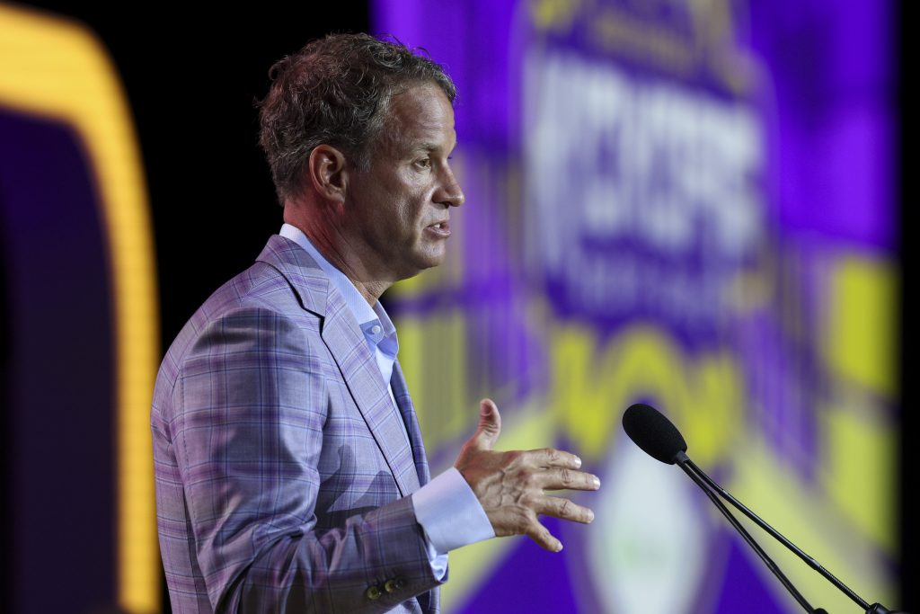 «هنوز از بازی گذشته عصبانی است»، «حتی حق با او نیست»: هواداران CFB LSU HC Lane Kiffin را به دلیل فریاد زدن به داور به خاطر از دست دادن پنالتی آفساید مورد تمسخر قرار می‌دهند.