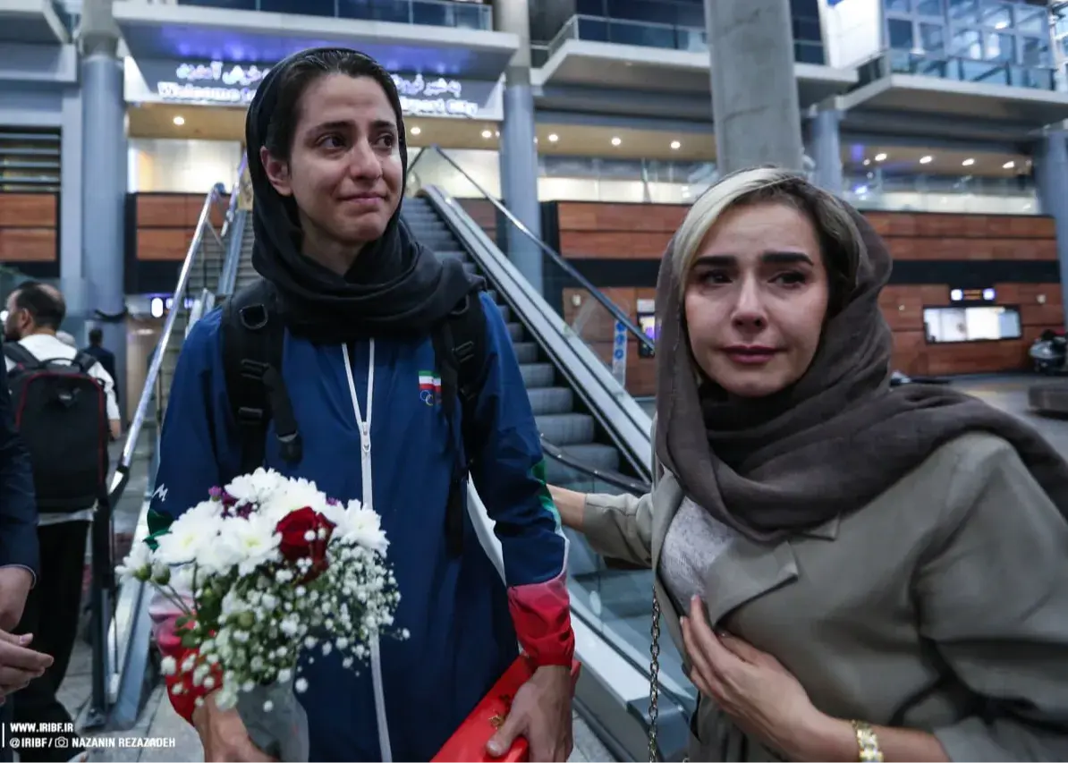 لحظههای احساسی روی پلههای فرودگاه:/ قاب تلخ دختران بسکتبالیست: اشک در آغوش پدر (عکس)