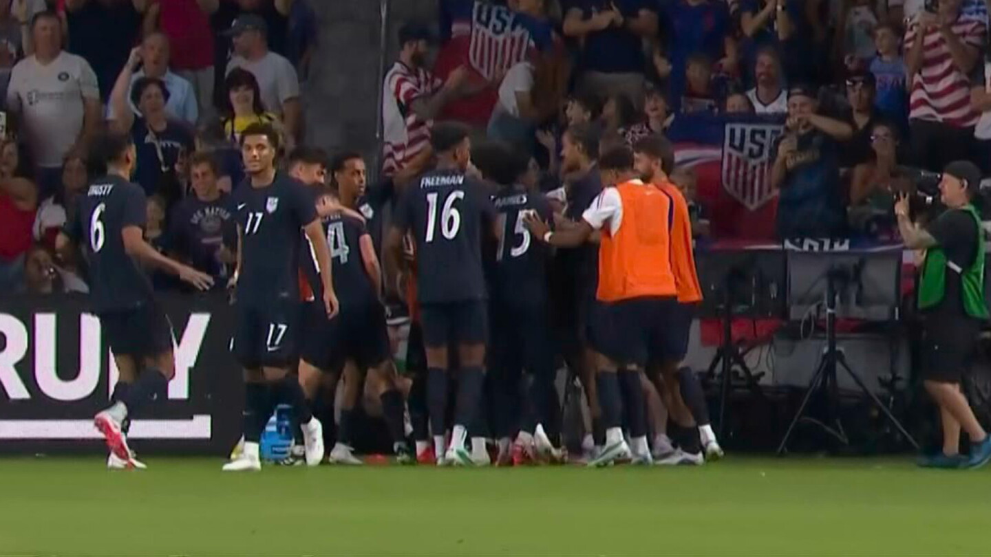 کریس ریچاردز با ضربه سر باعث برتری 3-2 USMNT از شیلی شد