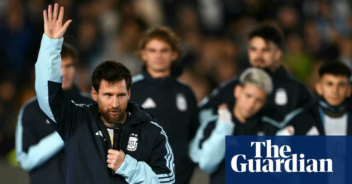 لیونل مسی پس از پیروزی 3-0 مقابل بنین با اشک از آرژانتین خداحافظی کرد